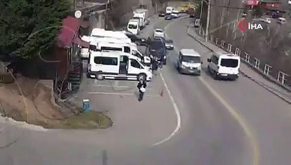 Artvin'de bir yayaya 2 saniye içinde iki farklı araç çarptı