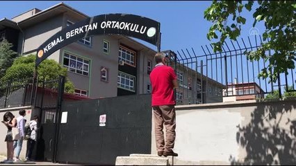 LGS'nin birinci oturumunun ardından öğrenciler okul bahçesinde vakit geçiriyor