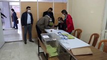 KARABÜK - Muhtarlık seçimi için vatandaşlar sandık başında