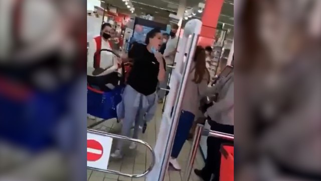 Une cliente profère des insultes racistes envers une employée, Carrefour porte plainte