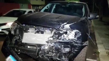 Peugeot 307 fica destruído após colisão contra caminhonete no Centro