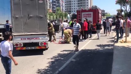 Pendik'te park halindeki tıra çarpan kamyonetin sürücüsü yaralandı