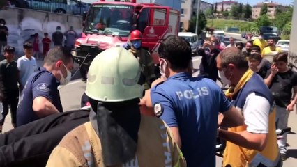 İSTANBUL - Pendik'te park halindeki tıra çarpan kamyonetin sürücüsü yaralandı