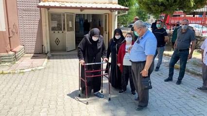 Yürüteç ile gelip oy kullandı