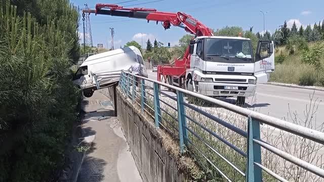 Bariyerlere çarpan panelvan dere kanalının üzerinde asılı kaldı: 1 yaralı