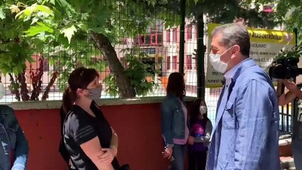 ANKARA - Milli Eğitim Bakanı Ziya Selçuk, LGS kapsamındaki merkezi sınav çıkışında öğrenciler ve veliler ile bir araya geldi