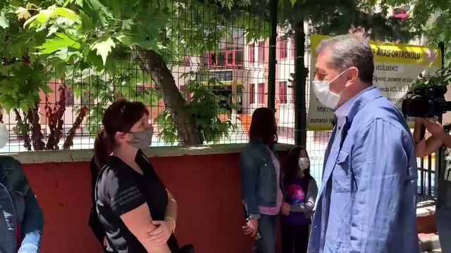 ANKARA - Milli Eğitim Bakanı Ziya Selçuk, LGS kapsamındaki merkezi sınav çıkışında öğrenciler ve veliler ile bir araya geldi