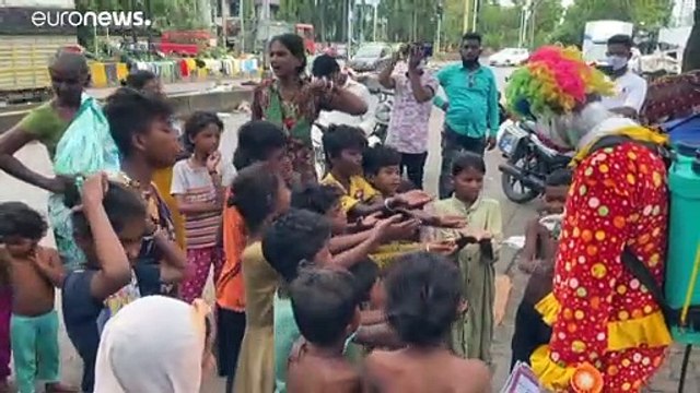 شاهد: مهرج يساعد أطفال الأحياء الفقيرة في الهند على محاربة كورونا