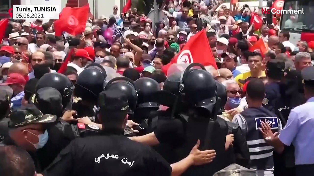 Tunis: Zu Fuß gegen höhere Spritpreise