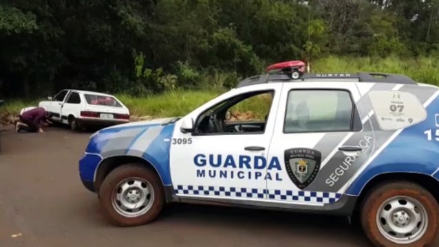 Gol furtado é recuperado sem as rodas pela Guarda Municipal