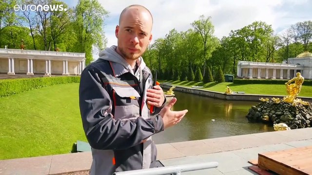 Les fontaines du Palais de Peterhof, le Versailles russe , ont 300 ans
