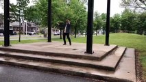 Damien Robitaille danse au son de sa chanson Bienvenue à Longueuil