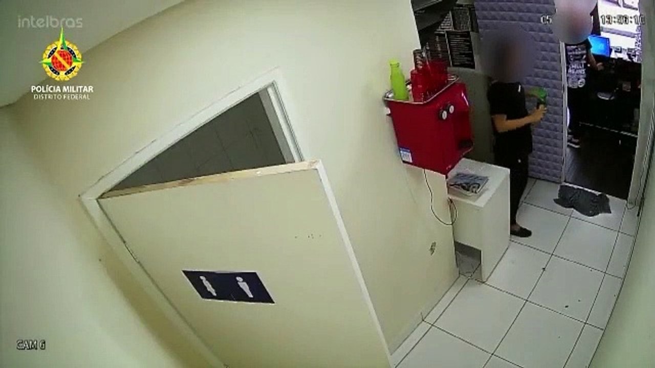 Homem armado com faca tranca funcionárias  em banheiro e rouba loja
