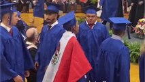 Escuela le niega diploma a estudiante tras llevar una bandera mexicana a la graduación