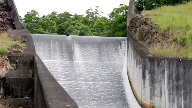Ce toboggan est complètement fou : sortie de barrage