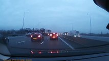 Un camion perd une voiture en pleine autoroute