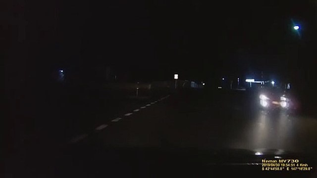 Il évite un piéton qui traverse la route dans le noir... bon réflexe
