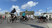 Almanya'da hükümetin ulaşım ve iklim politikaları bisiklet konvoylarıyla protesto edildi