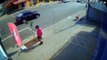 Vídeo mostra homem furtando tampa de ferro que cobria hidrômetro de residência no Bairro Interlagos