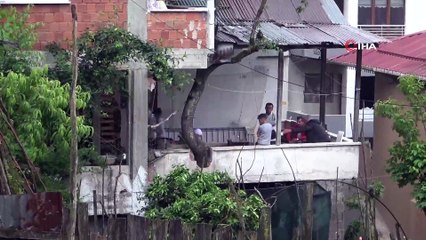 Babasının diktiği ağacı kesmeye kıyamadı; balkonun içerisinden geçirdi