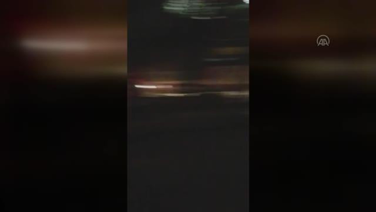 Zeytinburnu'nda alev alan bir minibüs kullanılamaz hale geldi