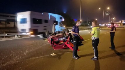 KOCAELİ - Bariyerlere çarparak takla atan otomobildeki iki kardeş yaralandı
