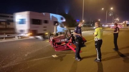 Bariyerlere çarparak takla atan otomobildeki iki kardeş yaralandı