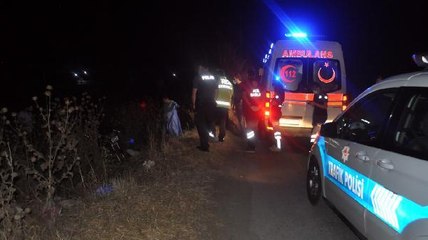 MOTOSİKLET TARLAYA DEVRİLDİ: 1 ÖLÜ