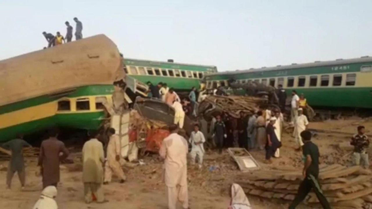 Two trains collided in Pakistan, 30 dead, sever...