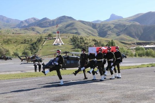 Son dakika haberleri... Pençe Yıldırım Harekatı kapsamında Irak'ın kuzeyinde şehit olan asker için Hakkari'de tören düzenlendi