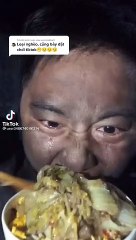 Anh công nhân rơi nước mắt khi vôi vàng ăn xong bữa.