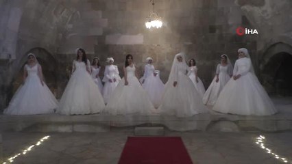 Iğdırlı genç kızlar tarihi Kervansaray'da podyuma çıktılar