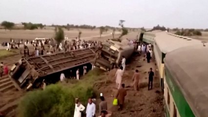 Pakistan : au moins 30 morts dans un accident de train