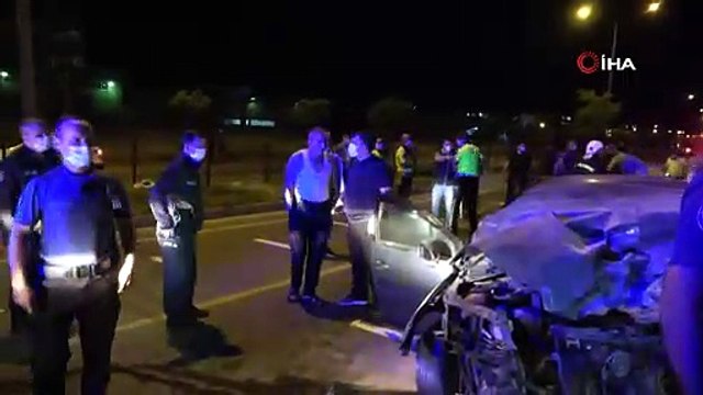 Çanakkale'de ters şeride giren astsubay, görev başındaki polis memuruyla kafa kafaya çarpıştı