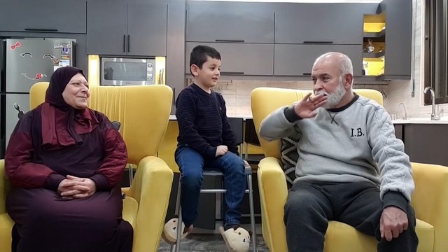 طفل أردني عمره 5 سنوات يتعلم لغة الإشارة للتواصل مع جديه