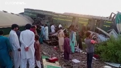 На юге Пакистана разбились два поезда