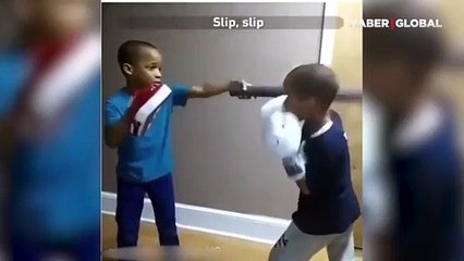 Kardeşine boks dersi veren küçük eğitmen kamerada