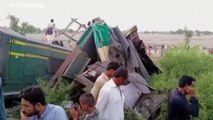 Dezenas de mortos em colisão de comboios no Paquistão