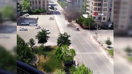 Diyarbakır’da alevlere teslim olan otomobil paniğe neden oldu