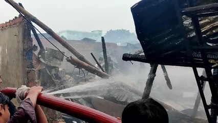 Son dakika gündem: Bangladeş'te çıkan yangında onlarca ev kül oldu