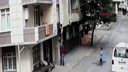 Bastığı kiriş kırılan hırsız, girmeye çalıştığı pencereden böyle düştü