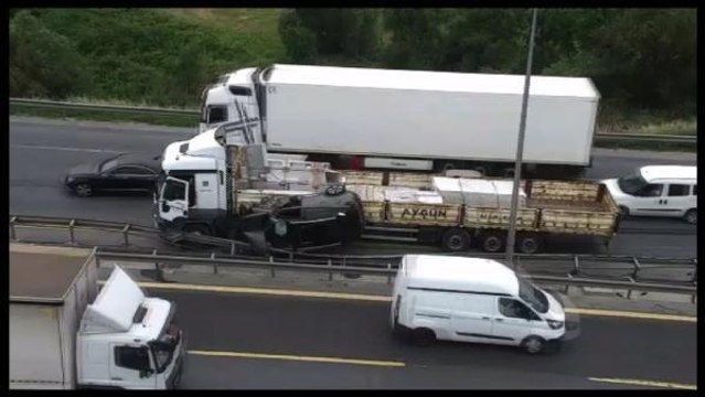 Hadımköy'de feci kaza; TIR ile bariyer arasında sıkıştı (1)