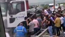 Hadımköy TEM Otoyolu İstanbul istikametinde tır ile otomobil çarpıştı. Yan yatan otomobil bariyerlere sıkıştı. Otomobil içerisinde bulunanlar araç camlarından dışarı çıktı. Olay yerine sağlık ekipleri ve polis sevk edildi.