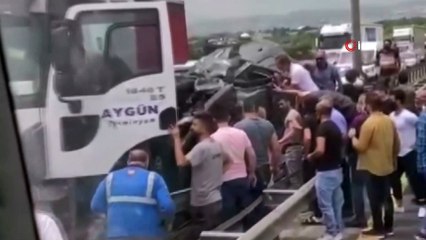 Télécharger la video: Hadımköy TEM Otoyolu İstanbul istikametinde tır ile otomobil çarpıştı. Yan yatan otomobil bariyerlere sıkıştı. Otomobil içerisinde bulunanlar araç camlarından dışarı çıktı. Olay yerine sağlık ekipleri ve polis sevk edildi.