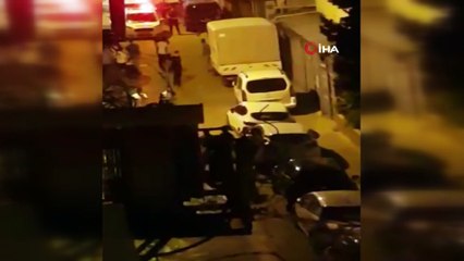 Küçükçekmece'de iki grup arasında çıkan laf atma kavgası kamerada