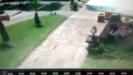 Şiddetli rüzgar şemsiyeleri uçurdu, tatilciler neye uğradığını şaşırdı...Rüzgardan uçan şemsiye küçük çocuğu böyle teğet geçti