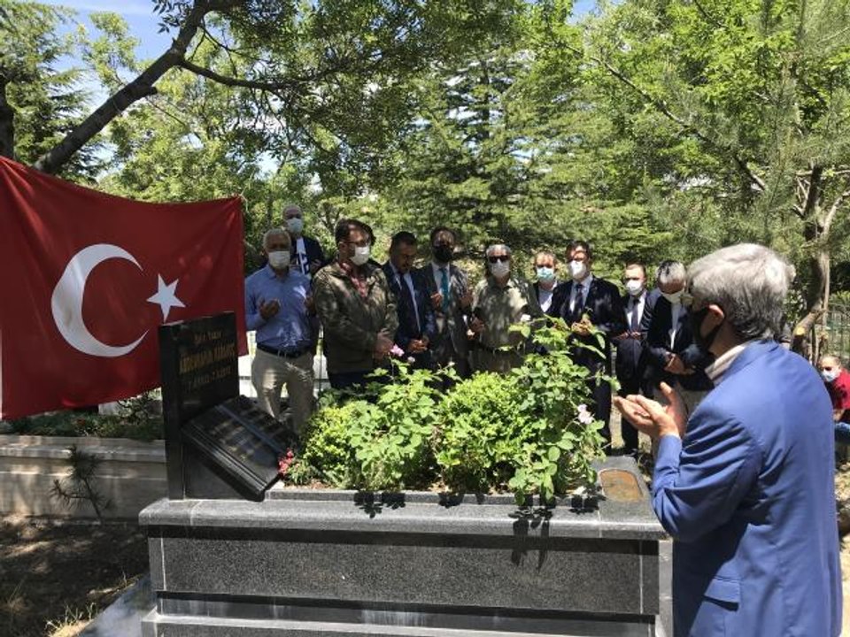 Şair ve yazar Abdurrahim Karakoç, vefatının 9'uncu yılında mezarı başında anıldı