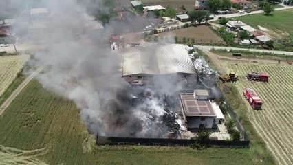 Geri dönüşüm tesisinin atık sahasındaki plastik malzemeler yandı