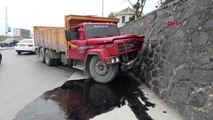 Son dakika! Sultangazi'de freni patlayan kamyon yolu savaş alanına çevirdi