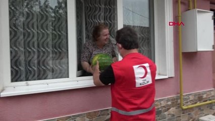 KIZILAY, ÜRETİCİLERİ DESTEKLEMEK İÇİN ALINAN KARPUZLARI İHTİYAÇ SAHİPLERİNE DAĞITTI